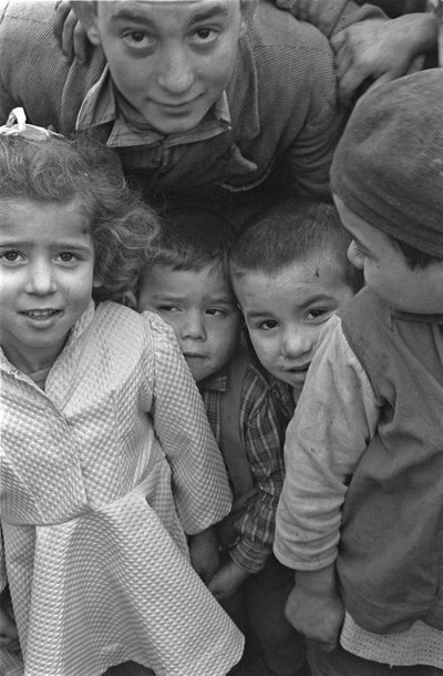 Kinder in Venosa, Basilicata, Italien von Ando Gilardi