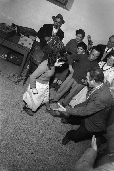Menschen tanzen und spielen traditionelle Musik aus Umbrien, Italien, um 1958 von Ando Gilardi