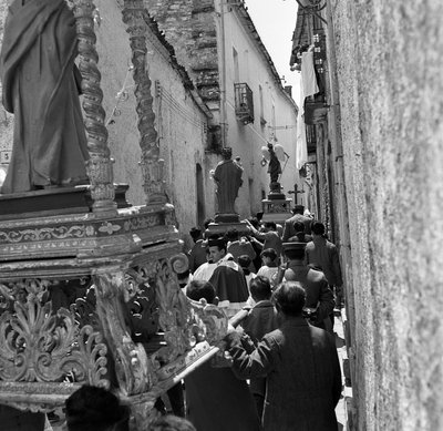 Religiöse Prozession: Gesamtansicht von unten der Parade, die in einer sehr engen Straße stattfindet von Ando Gilardi