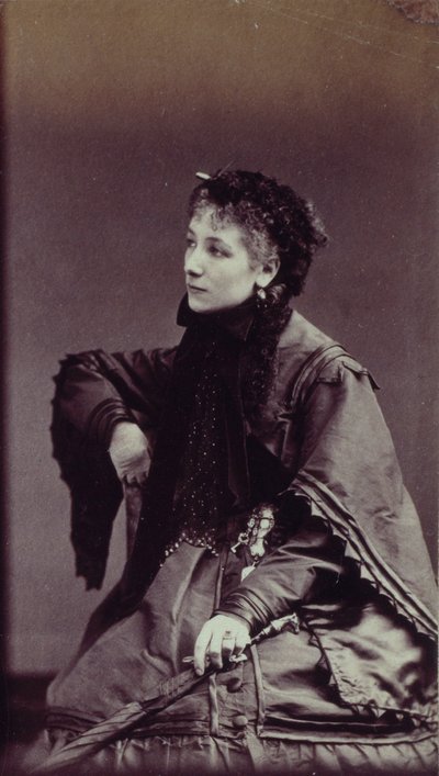 Porträt von Sarah Bernhardt (1844-1923) in Stadtbekleidung von Andre Adolphe Eugene Disderi