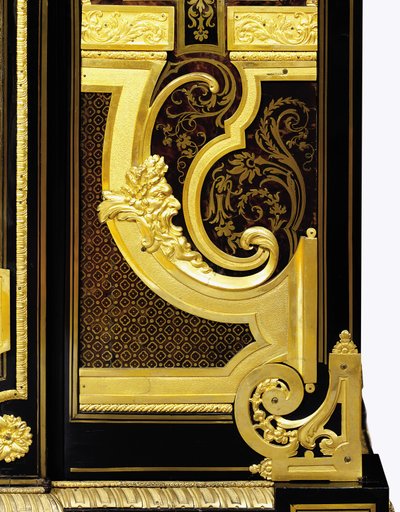 Detail eines C-Scroll-Sockels aus Parkett mit einem Satyrmaske, von einer Louis XIV ormolu-montierten kleinen Armoire von Andre Charles (attr. to) Boulle