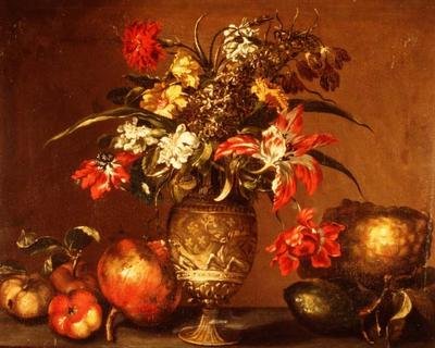 Tulpen, eine Nelke und andere Blumen in einer silbervergoldeten Vase mit Früchten auf einem Sims von Andrea (after) Belvedere