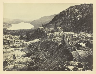Gipfel der Sierra Nevada, Schneeschuppen im Vordergrund, Donnersee in der Ferne von Andrew Joseph Russell