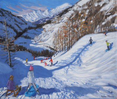 Schatten eines Tannenbaums und Skifahrer in Tignes von Andrew Macara