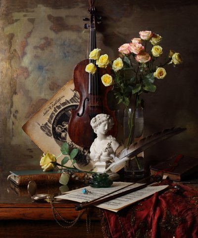 Klassische Violine und Rosen von Andrey Morozov