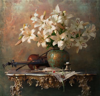 Elegante Lilien und Violine von Andrey Morozov