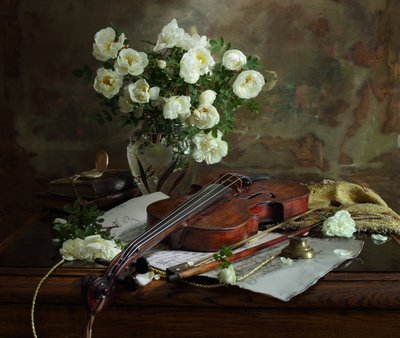 Weiße Rosen und Violine von Andrey Morozov