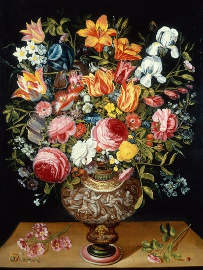 Rosen, Tulpen, Narzissen, Iris und andere Blumen in einer skulptierten Urne und ein Marienkäfer auf einem Sims von Andries Daniels or Danielsz