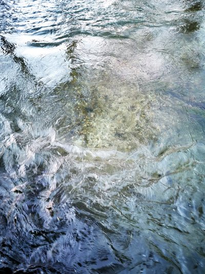 Klares Wasserfließen von Angelo Cerantola