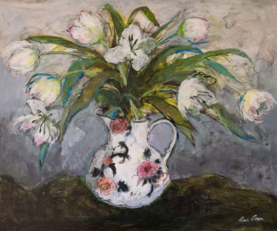 Weiße Tulpen in einem Eisensteinkrug, 2019 von Ann Oram
