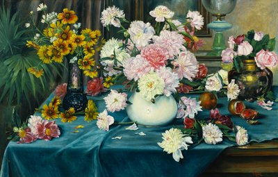Pfingstrosen, Rosen und andere Blumen in Vasen auf einem mit blauem Tuch bedeckten Tisch, 1913 von Anna Knittel