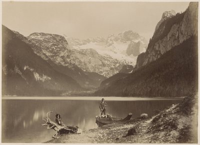 Blick auf einen See und umliegende Berge mit einem Mann im Vordergrund, der in einem Boot steht, vermutlich in den Alpen von Anonymous