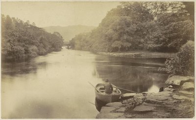 Flusslandschaft in England, mit einem Mann im Ruderboot im Vordergrund von Anonymous