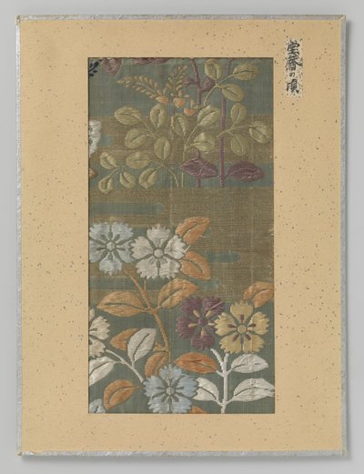 Textilfragment, Stickerei von Blumen und Wolken in Kirikane-Golddraht von Anonymous