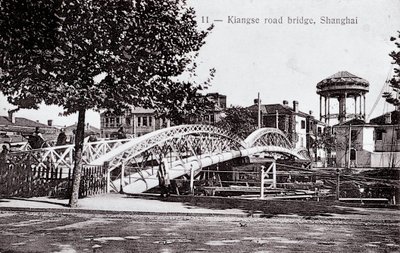 Eine Brücke in Shanghai Fotografie vom Anfang des 20. Jahrhunderts - Private Sammlung von Anonymous Anonymous