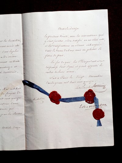 Artikel 12 des Vertrags von 1815 zwischen Frankreich und den Koalitionsmächten. Zweiter Pariser Vertrag, unterzeichnet von Armand Emmanuel de Vignerot du Plessis, Herzog von Richelieu (1766-1822): Der Vertrag sieht die Zusammenarbeit zwischen Österreich, d von Anonymous Anonymous