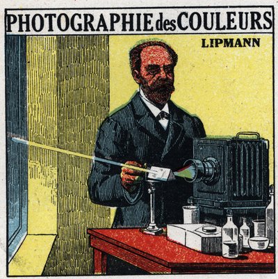 Farbfotografie: das von Gabriel Lippmann (1845-1921) im Jahr 1891 erfundene Verfahren. Anonyme Illustration von 1925. Private Sammlung. von Anonymous Anonymous