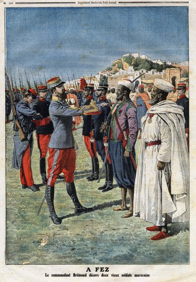 Kommandant Edouard Bremond (1868-1948) dekoriert zwei alte marokkanische Soldaten in Fes. Gravur in „Le Petite Journal“ vom 21.01.1912. Private Sammlung. von Anonymous Anonymous