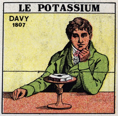 Elektrochemie: Zersetzung von Pottasche (Kalium) und Soda durch Sir Humphry Davy (1778-1829) im Jahr 1807. Anonyme Illustration von 1925. Private Sammlung. von Anonymous Anonymous