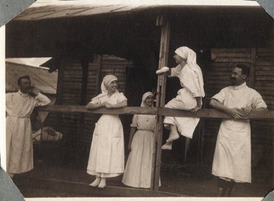 Erster Weltkrieg 1914-1918: Krankenschwestern und Ärzte im Kittel im Gespräch in Couville, Manche, Untere Normandie, Frankreich. Anonymes Foto Juli 1917. Privatsammlung, Stella. von Anonymous Anonymous