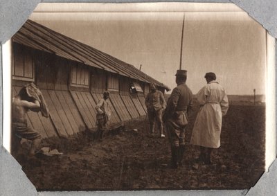 Erster Weltkrieg 1914-1918: Suche nach Köpfen an den Rändern, Lager von Couville im Ärmelkanal, Niedernormandie, Frankreich. Anonyme Fotografie Mai 1917. Private Sammlung, Stella. von Anonymous Anonymous