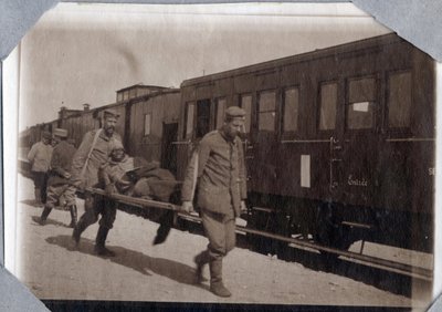 Erster Weltkrieg 1914-1918: Soldatenwunden und Tragen in einer Station im Ärmelkanal, Untere Normandie, Frankreich. Anonyme Fotografie Mai 1917. Private Sammlung, Stella. von Anonymous Anonymous