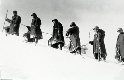 Erster Weltkrieg: Italienische Alpenjäger (Alpini) während eines Aufstiegs von Anonymous Anonymous