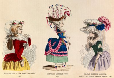 Von links nach rechts: Deshabille du matin genannt Pierrot im Jahr 1787; Frisur à la Belle Choule im Jahr 1780; Hut und Kleid ein türkisches großes Schmuckstück im Jahr 1786 - Private Sammlung von Anonymous Anonymous