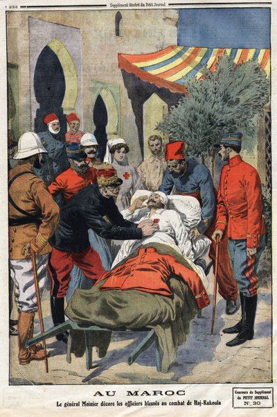 In Marokko dekoriert General Moinier die im Kampf von Haj Rakoula verwundeten Offiziere mit dem Kreuz der Ehrenlegion. Gravur in „Le Petite Journal“ am 21.07.1912. Private Sammlung. von Anonymous Anonymous
