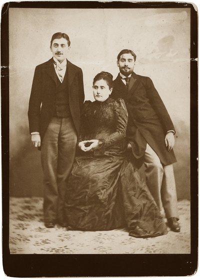 Jeanne Proust geb. Weil (1849-1905) und ihre zwei Söhne Marcel und Robert (1873-1935), anonym. Silbergelatine-Fotografie, ca. 1891, Private Sammlung von Anonymous Anonymous