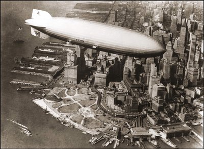 LZ127 Graf Zeppelin in New York 1929 von Anonymous Anonymous
