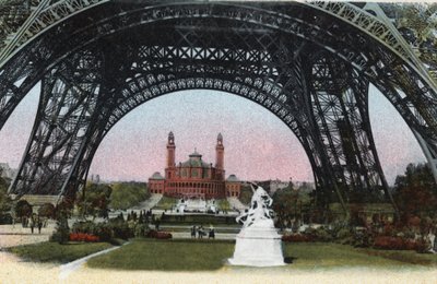 Paris: der Palais du Trocadéro gesehen unter dem Eiffelturm. Fotografie von 1920 im „Artistic Album“ der Stadt Paris. Private Sammlung. von Anonymous Anonymous