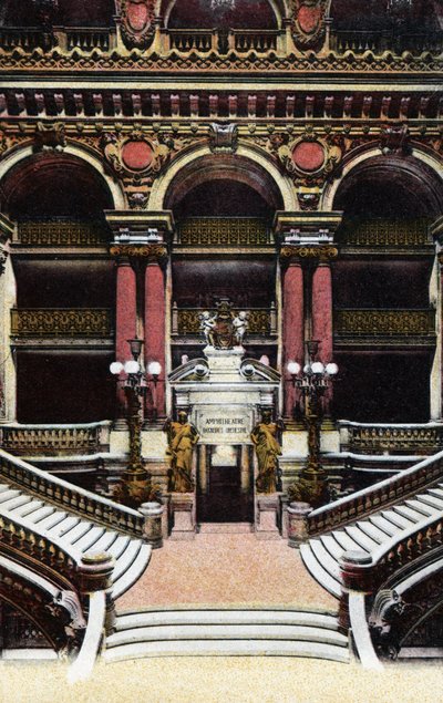 Paris: Blick auf die große Treppe der Oper Garnier. Fotografie von 1920 im „Artistic Album“ der Stadt Paris. Private Sammlung. von Anonymous Anonymous