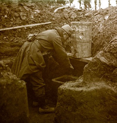 Fotografie - Stereoskopische Glasplatte über den Ersten Weltkrieg: Ein improvisiertes Waschbecken in einem Graben. Private Sammlung von Anonymous Anonymous