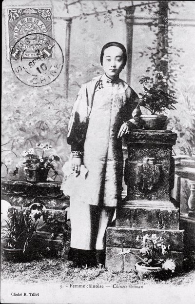 Porträt einer jungen Chinesin in traditioneller Tracht von Anonymous Anonymous