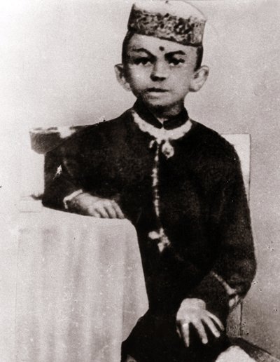 Porträt des politischen Führers Mohandas Karamchand Gandhi (1869-1948) als Kind - Fotografie um 1875 von Anonymous Anonymous