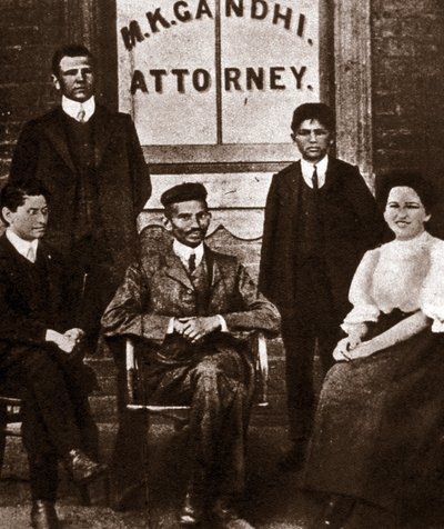 Porträt des politischen Führers Mohandas Karamchand Gandhi (1869-1948), Anwalt in Durban, Südafrika. Fotografie 1893 von Anonymous Anonymous