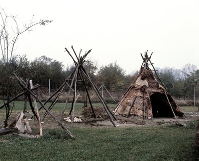 Rekonstruktion eines gallischen Zeltdorfs. Archäodrom von Burgund von Anonymous Anonymous
