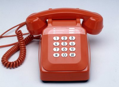 S63 orangefarbenes Plastikschlüsseltelefon von Anonymous Anonymous
