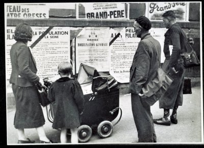 Zweiter Weltkrieg (1939-1945): Passanten lesen die Mobilisierungsplakate im September 1939 von Anonymous Anonymous