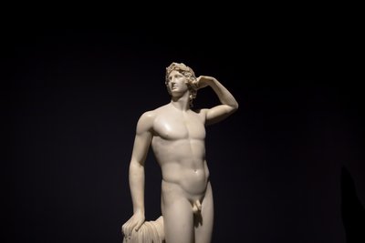 Die antike Skulptur Apollo krönt sich selbst - 1782 - Antonio Canova, 2019 von Antonio Canova