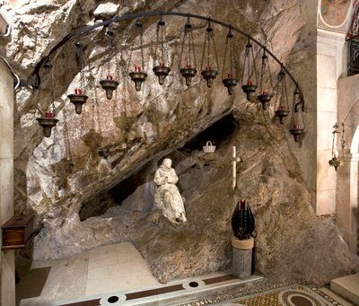Ansicht der Höhle des Heiligen Benedikt mit Statue des Heiligen, geschaffen von Antonio Raggi. Kloster des Heiligen Benedikt (Sacro Speco), Subiaco (Rom), Italien von Antonio Raggi