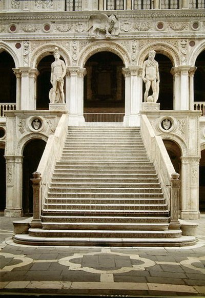 Ansicht der Scala dei Giganti, entworfen von Antonio Rizzo mit Statuen von Mars und Neptun von Jacopo Sansovino von Antonio Rizzo