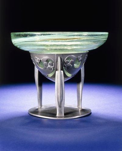 Eine Liberty Tudric Zinnschale mit Clutha-Glaseinsatz von James Couper & Sons, ca. 1902-05 von Archibald Knox