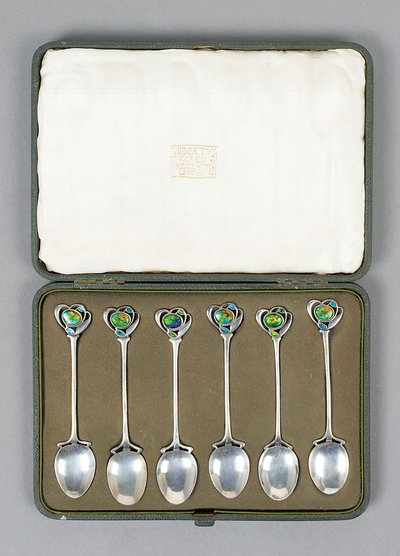 Ein Satz Cymric-Silberlöffel mit emaillierten Enden, entworfen von Archibald Knox (1864-1933) von Archibald Knox