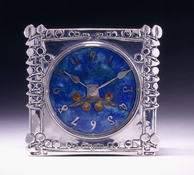 Eine quadratische Uhr mit keltischem Motiv im Arts & Crafts-Stil von Archibald Knox