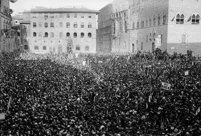 Menschenmenge auf der Piazza Signoria anlässlich des Besuchs von Hitler und Mussolini in Florenz, 05/1938 von Armando Bruni