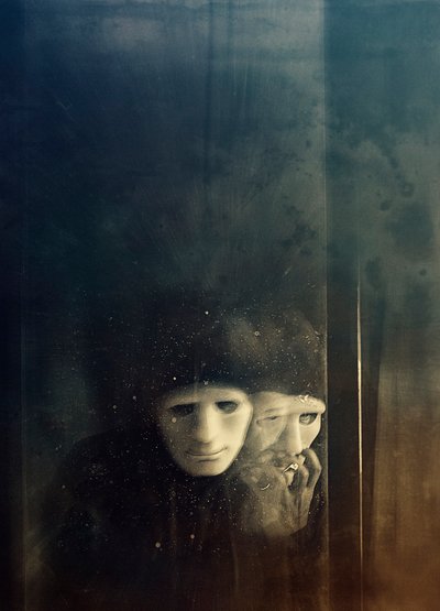 Geheimnisvolle Maskierte Reflexion von Armando Robles
