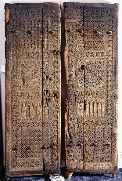 Ein Paar geschnitzte armenische Walnussholztüren, die Christus mit sechs Aposteln und Heiligen darstellen von Armenian School