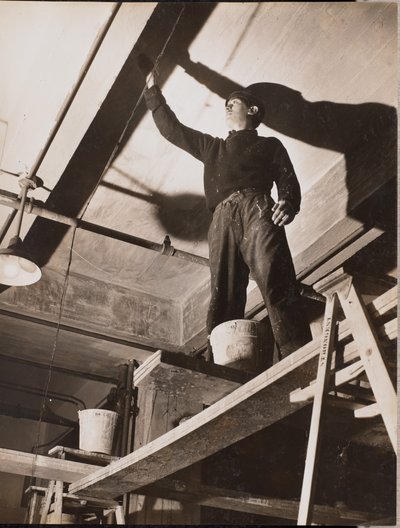 Mann auf Holzgerüst malt eine Decke von Arnold Eagle